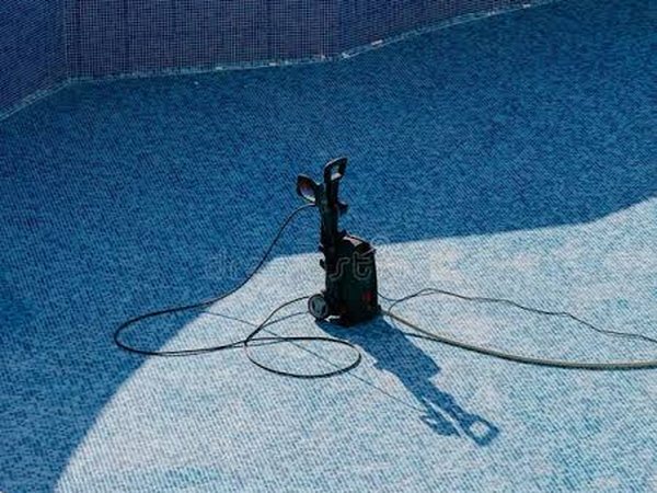 Vaso de piscina vacío durante una reforma, con revestimiento de gresite
